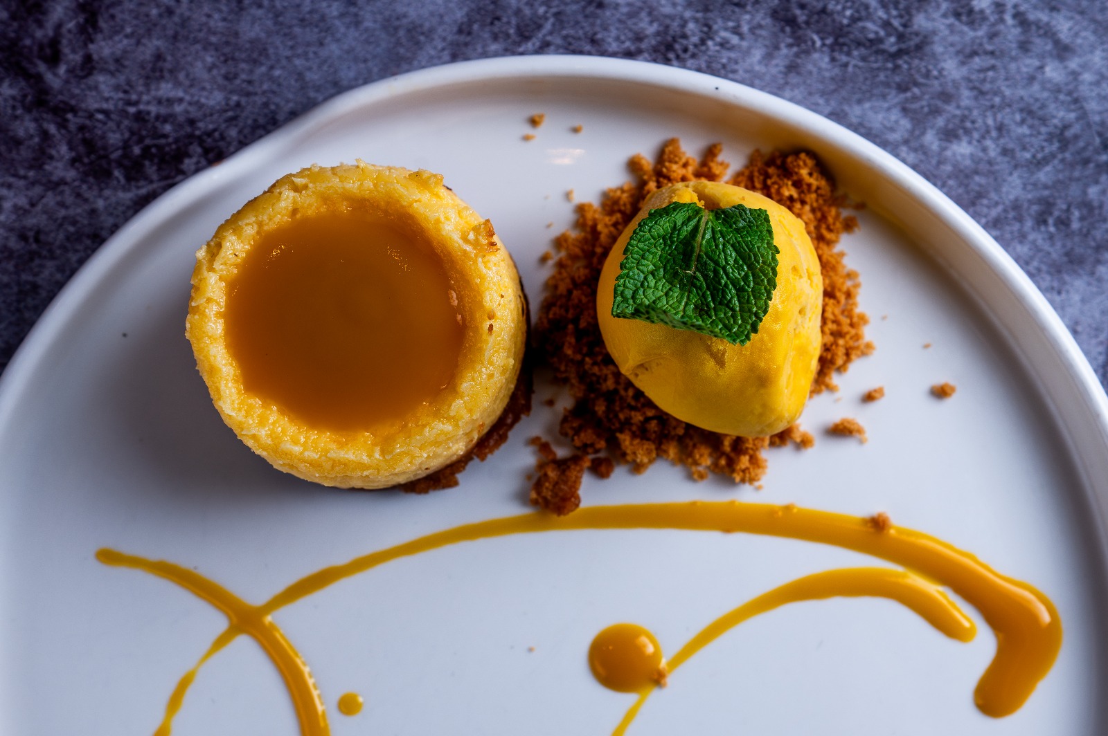 Tarta de queso con helado de mango verdú