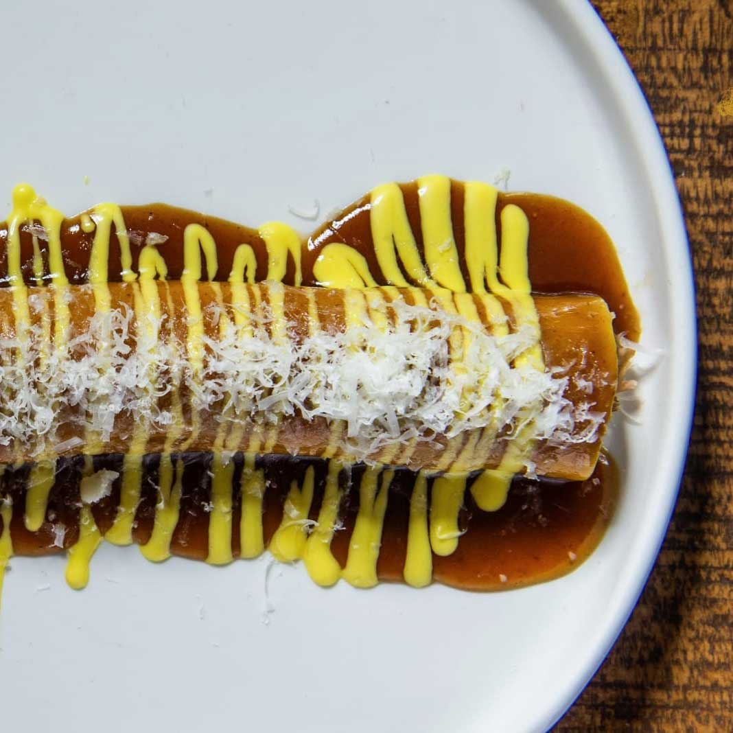 Canelón de pitu caleya, azafrán y pecorino trufado
