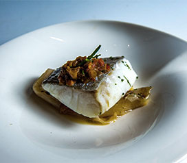 Bacalao confitado, puerros al carbón y guiso de oricios